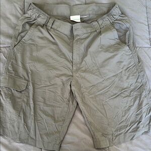 Men’s size 34 Columbia Omni shade sun protection ton gray shorts.